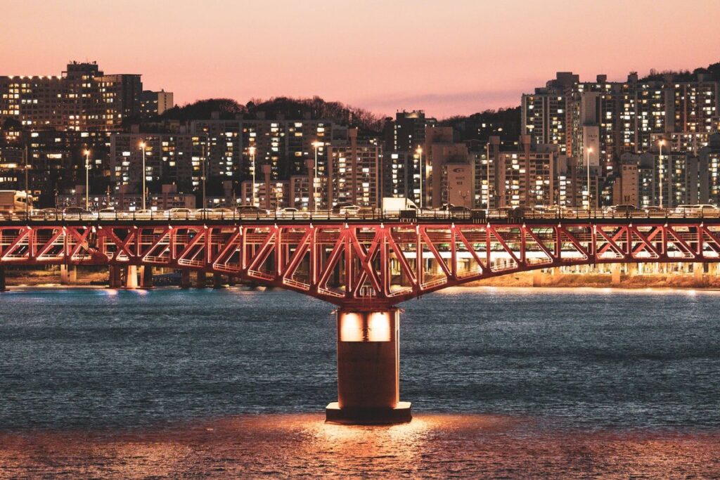 한강을 가로지르는 다리와 서울 강변 풍경