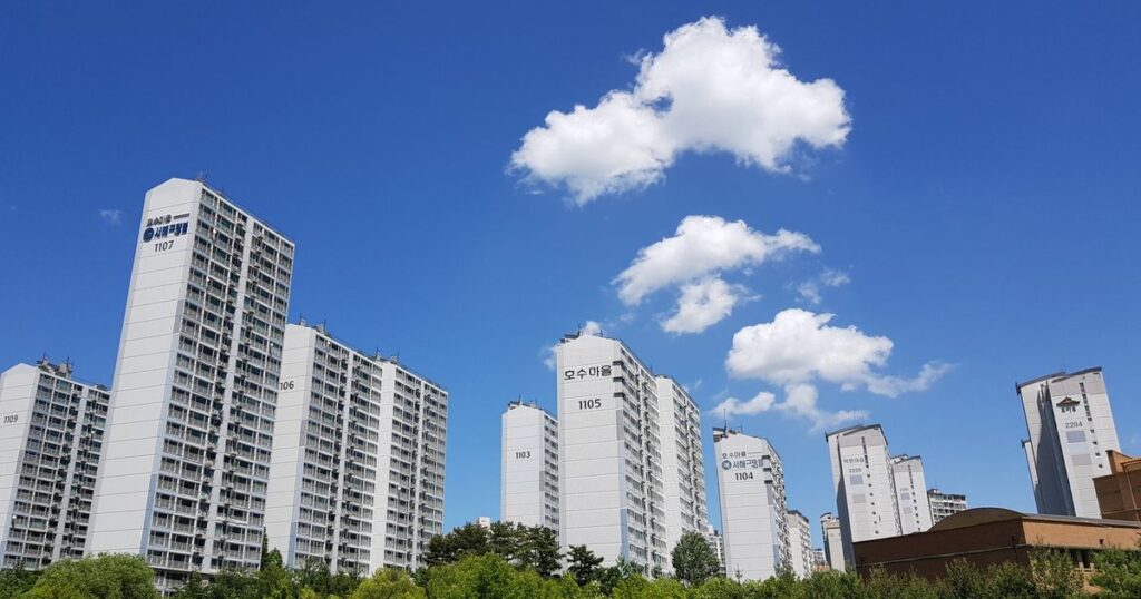 가계대출 순감 이후 주택담보대출 수요를 보여 주는 아파트 단지 전경