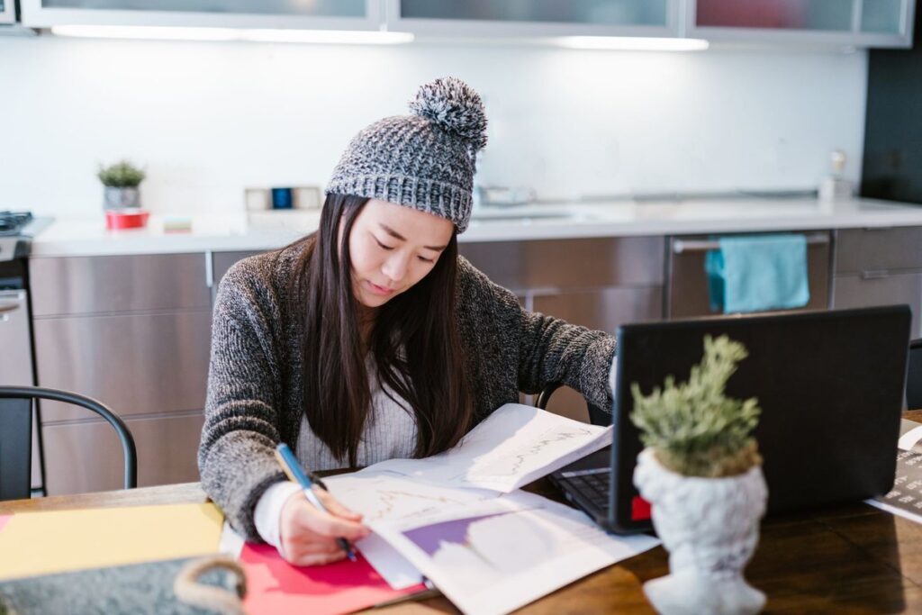 집에서 서류를 정리하는 여성