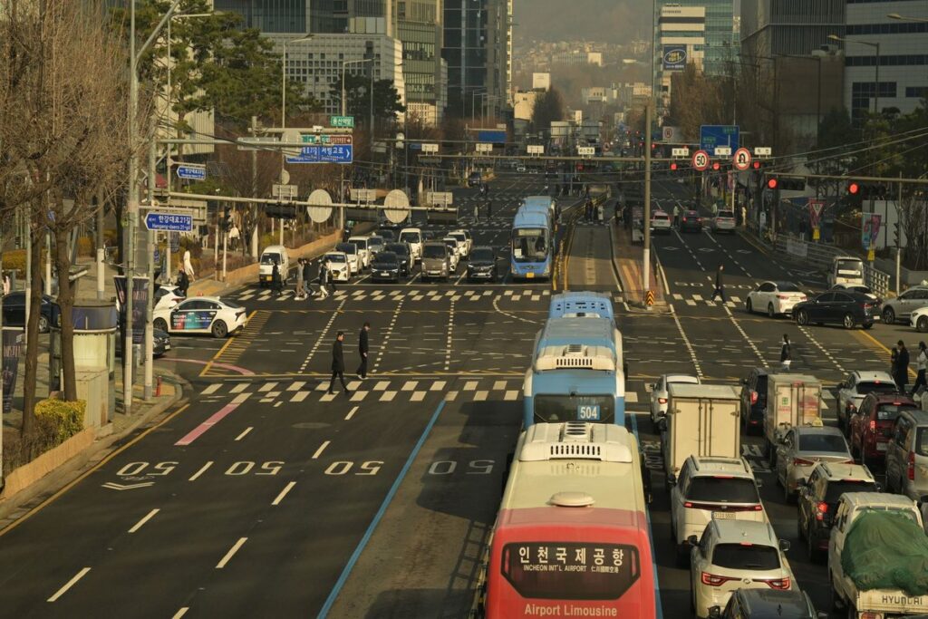 서울 도심 거리를 오가는 직장인들